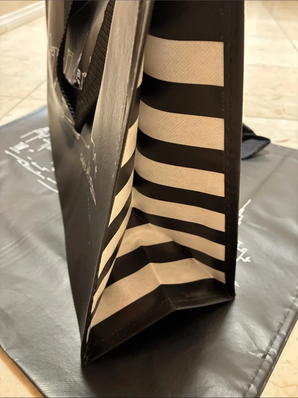 Saks Fifth Avenue TWO (M&L) Reusable shopping bag with White City Skyline